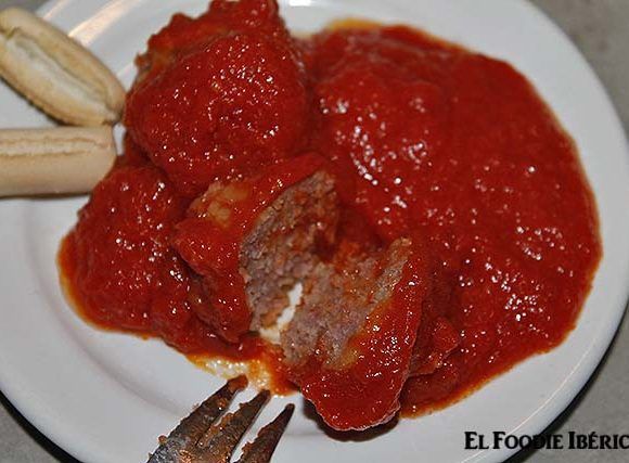 plato de albóndigas con ternera y quinoa en salsa de tomate