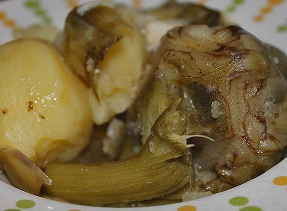 alcachofas con patatas y ajo