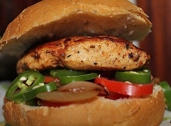 hamburguesa pollo especiado y chile verde
