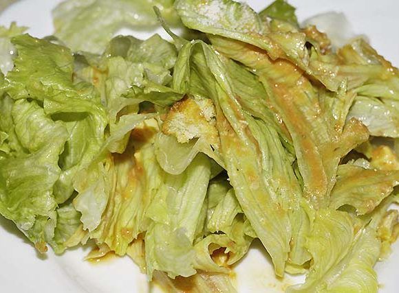 Ensalada César recién hecha