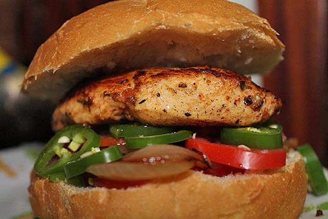 Hamburguesa de pechuga de pollo a la parrilla