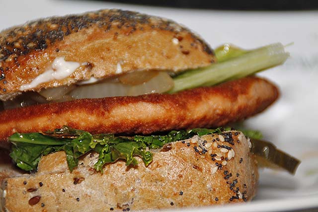 hamburguesa de salmón con kale y pan de semillas 