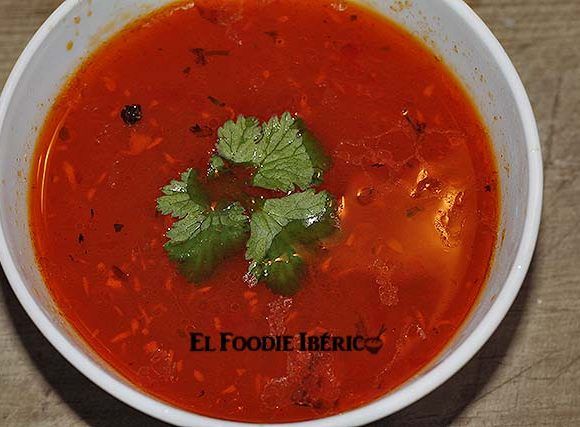 sopa picante de cilantro y especias