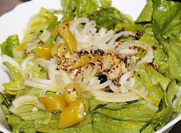 Ensalada de lechuga con salsa de arándanos, mostaza y guindilla encurtida