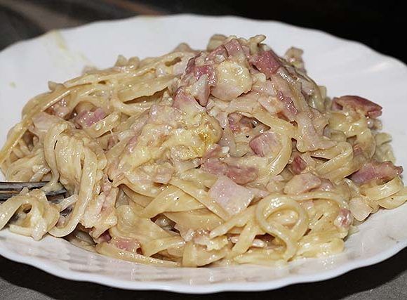 espagueti a la carbonara recién hechos