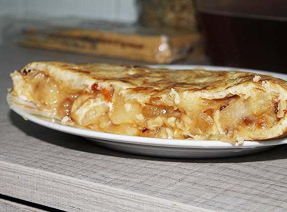 jugosa tortilla de patata y yuca cortada por la mitad