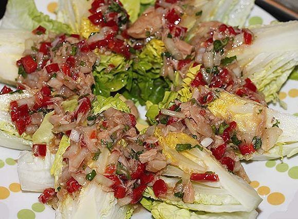 ensalada de cogollos con vinagreta de chiles, atún y cilantro