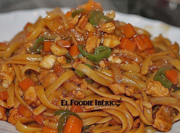tallarines con salsa de ostras y aceite de sésamo al estilo oriental