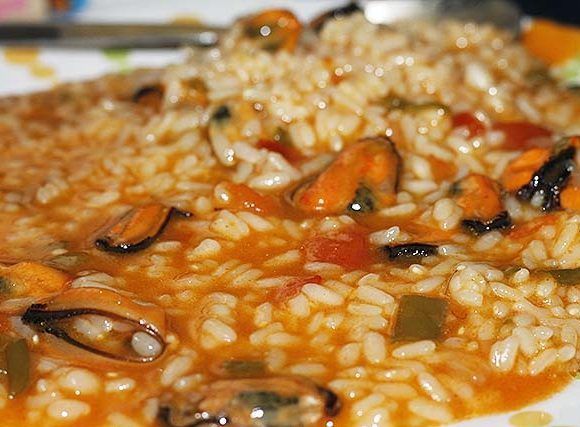 arroz caldoso con mejillones recién hecho