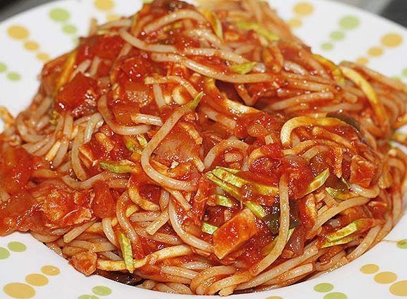 Espaguetis de calabacín y trigo con atún en salsa de tomate