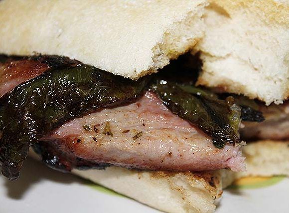 bocadillo de secreto ibérico en adobo a la parrilla