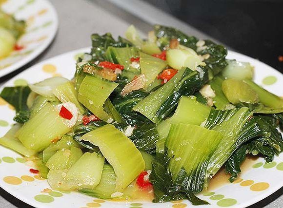 Pak Choi con salsa de soja suave y frutos secos al estilo asiático