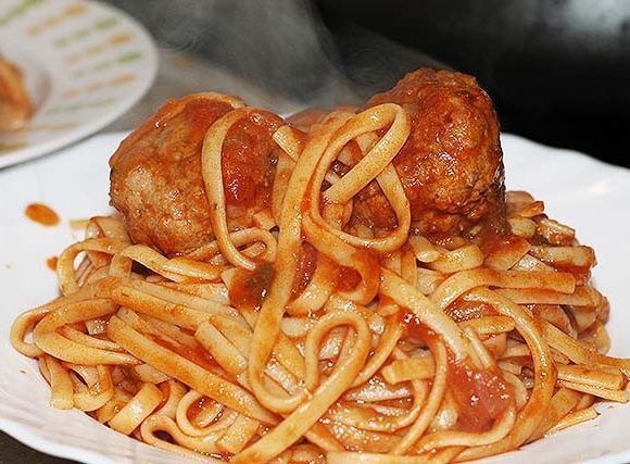 tallarines con salsa de tomate y albóndigas de carne