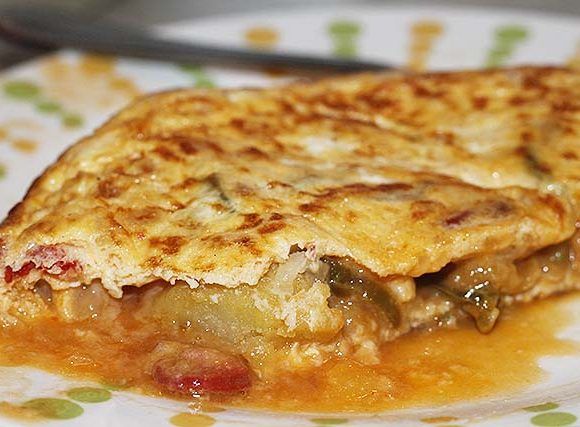 Tortilla de chistorra, pimiento verde, cebolla y patata