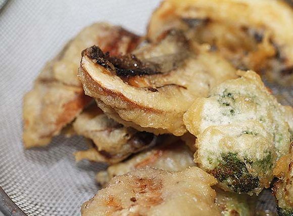 tempura de champiñones y brócoli