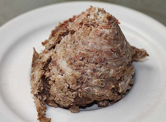 Paté de hígado de cerdo con calvados dispuesto en un pequeño plato de color blanco