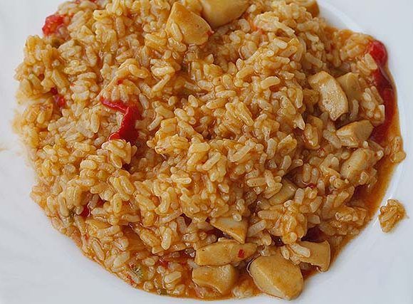 Arroz con calamares y pimientos rojos asados