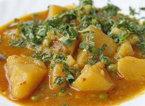 curry de patatas y guisantes o aloo mutter, recién hecho