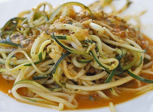 espaguetis de calabacín con falso pesto