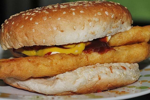 hamburguesa de merluza rebozada con salsas