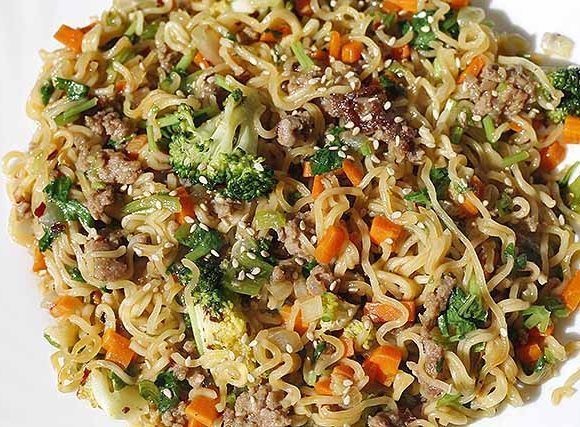 noodles o fideos chinos salteados con verdura y carne recién hechos