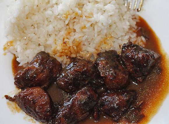 cerdo con salsa de soja y hoisin acompañado de arroz blanco