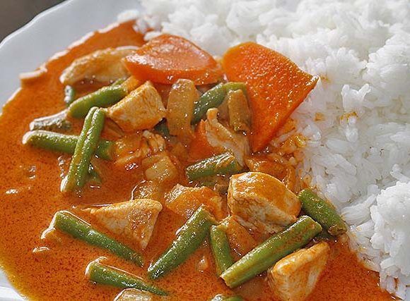 curry rojo tailandés con pollo y verduras frescas