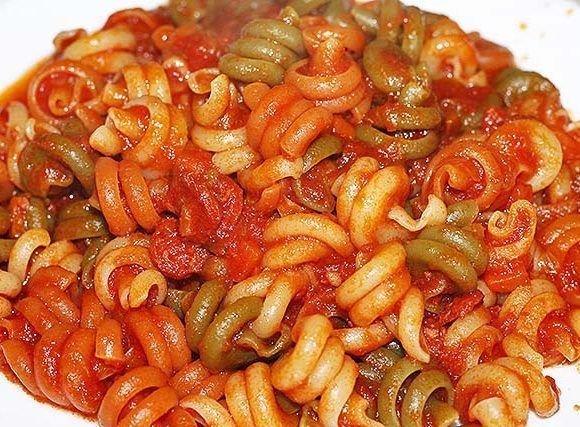 trottole tricolor con salsa de tomate casera