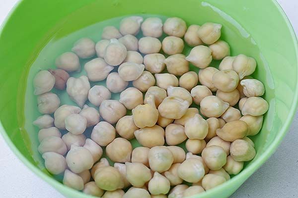 Garbanzos a remojo en agua para elaborar una hamburguesa