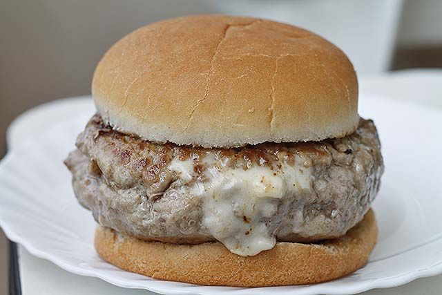 Hamburguesa rellena de queso