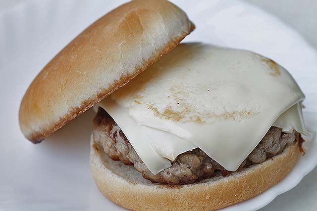 hamburguesa con queso abierta, sin la tapa