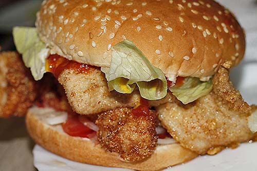 Hamburguesa de pollo rebozado recién hecha