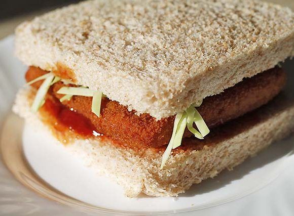 Sandwich japonés o katsu sando recién hecho