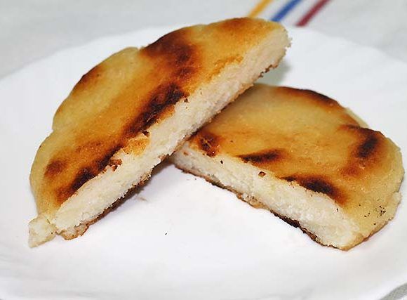 arepa partida recién hecha vista de cerca