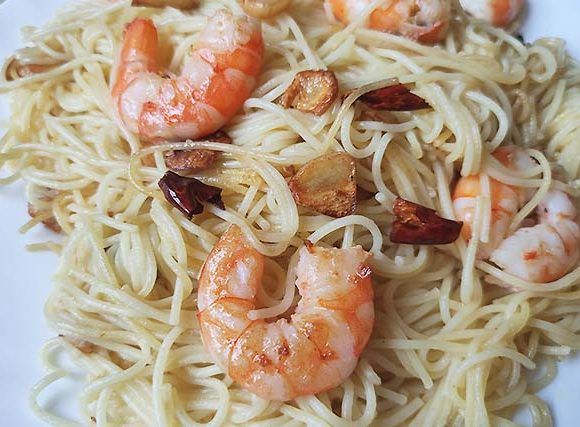 espaguetis al ajillo con gambas recién hechos