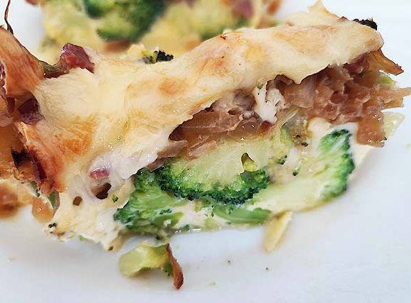 pastel de brócoli cortado