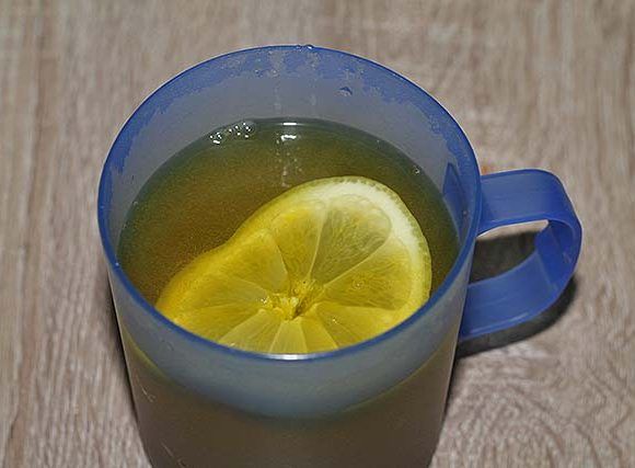 Agua de Limón y Cúrcuma