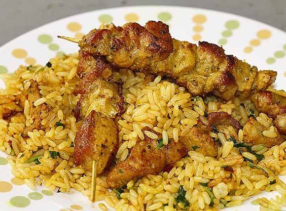 brochetas de pollo con curry y arroz blanco
