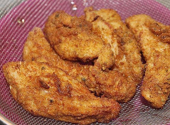tiras de pollo frito con cúrcuma